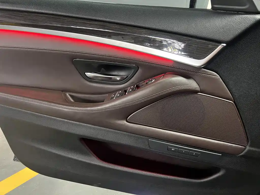 BMW 5 Series — миниатюра 12