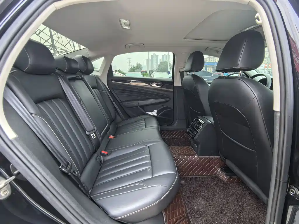 Volkswagen Passat PHEV — миниатюра 16