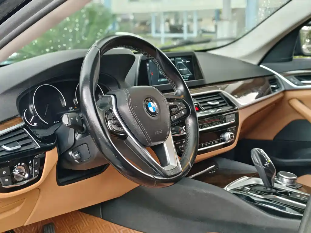 BMW 5 Series — миниатюра 7