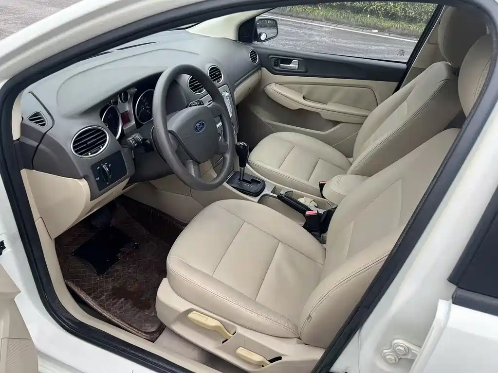 Ford Focus 2012 1.8L AT