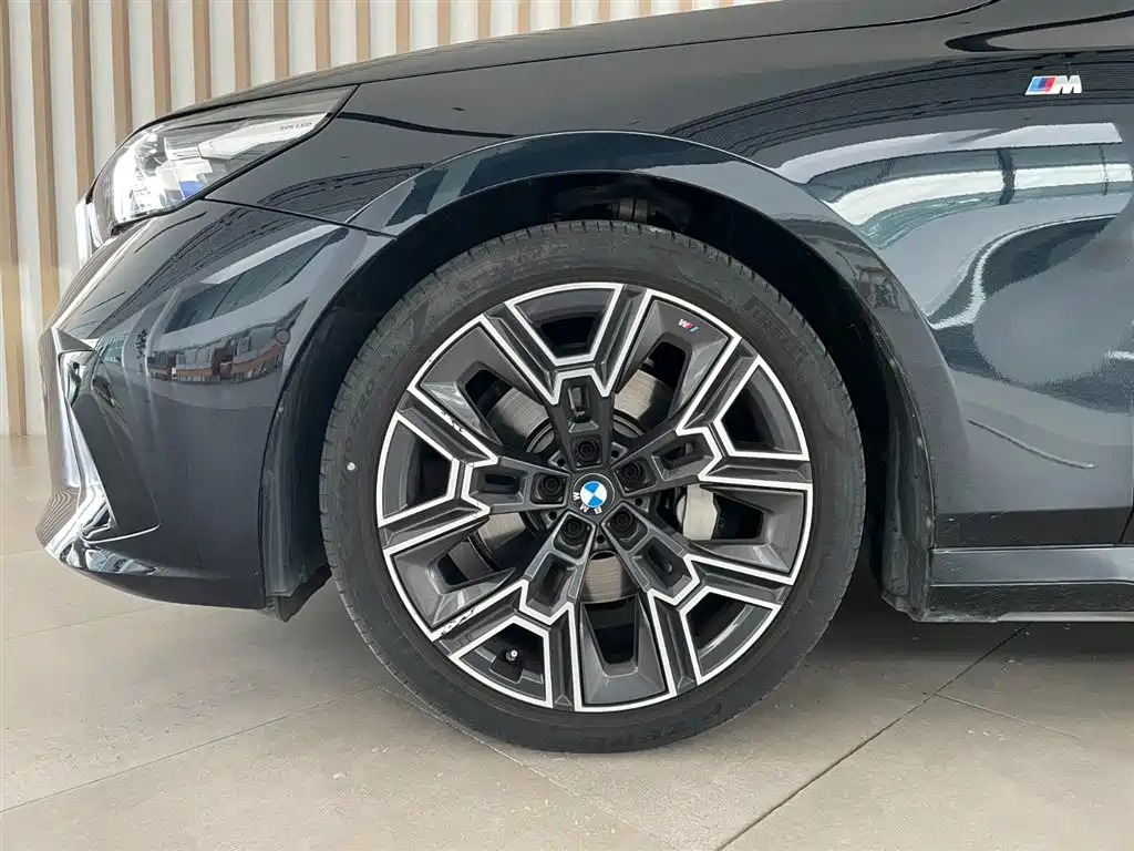 BMW 5 Series — миниатюра 11