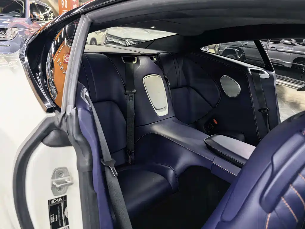 Aston Martin DB11 — миниатюра 9