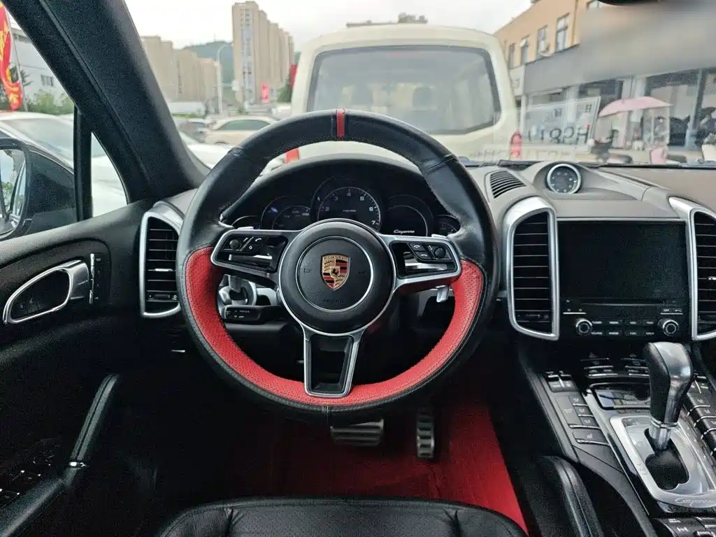 Porsche Cayenne — миниатюра 11