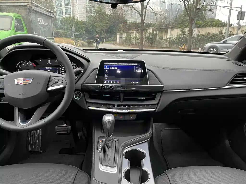 Cadillac CT4 — миниатюра 6