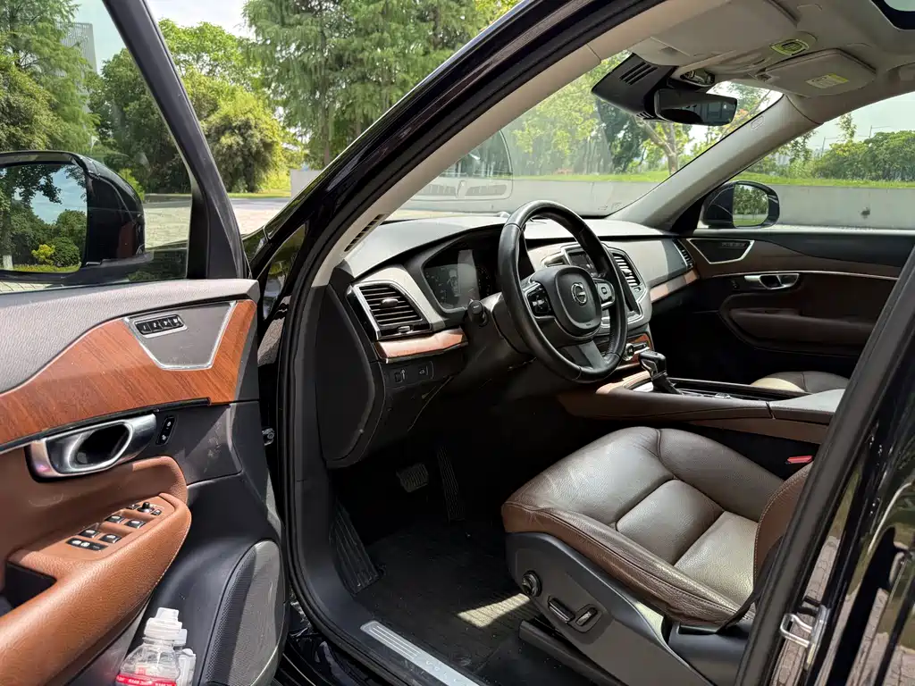 Volvo XC90 2018 T6 5 мест