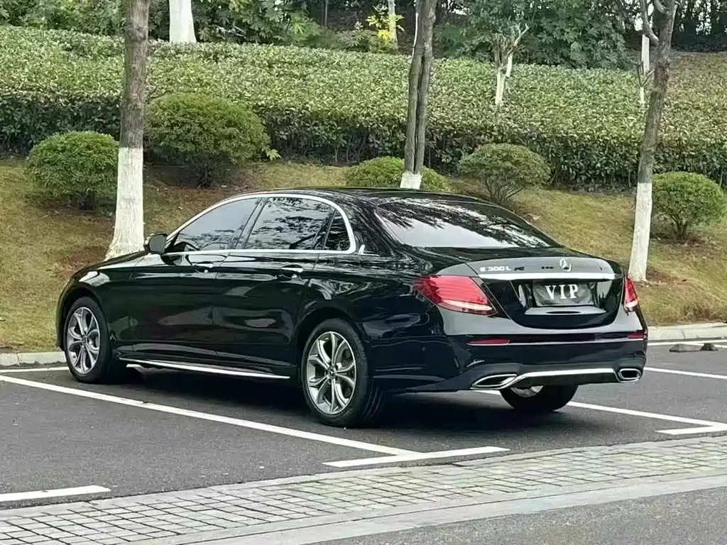 Mercedes-Benz E-Class — миниатюра 9