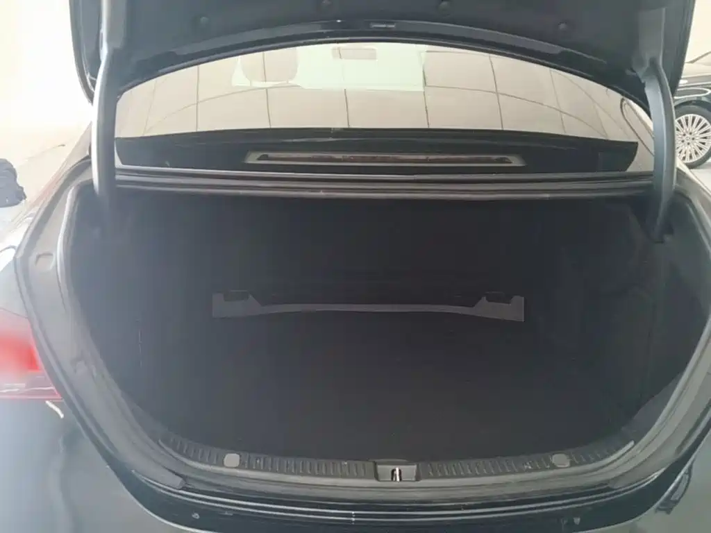 Mercedes-Benz E-Class — миниатюра 19