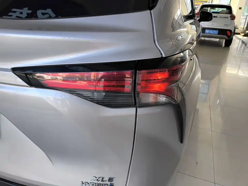 Toyota Sienna — миниатюра 8