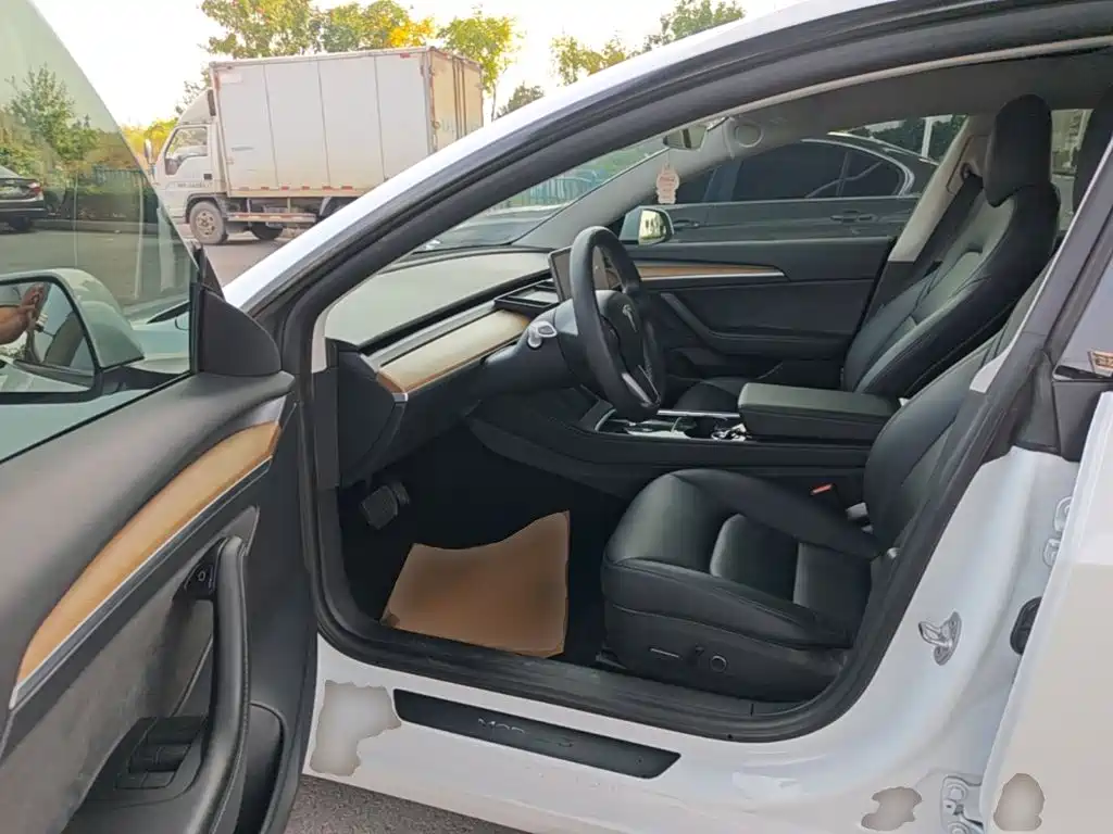 Tesla Model 3 — миниатюра 16