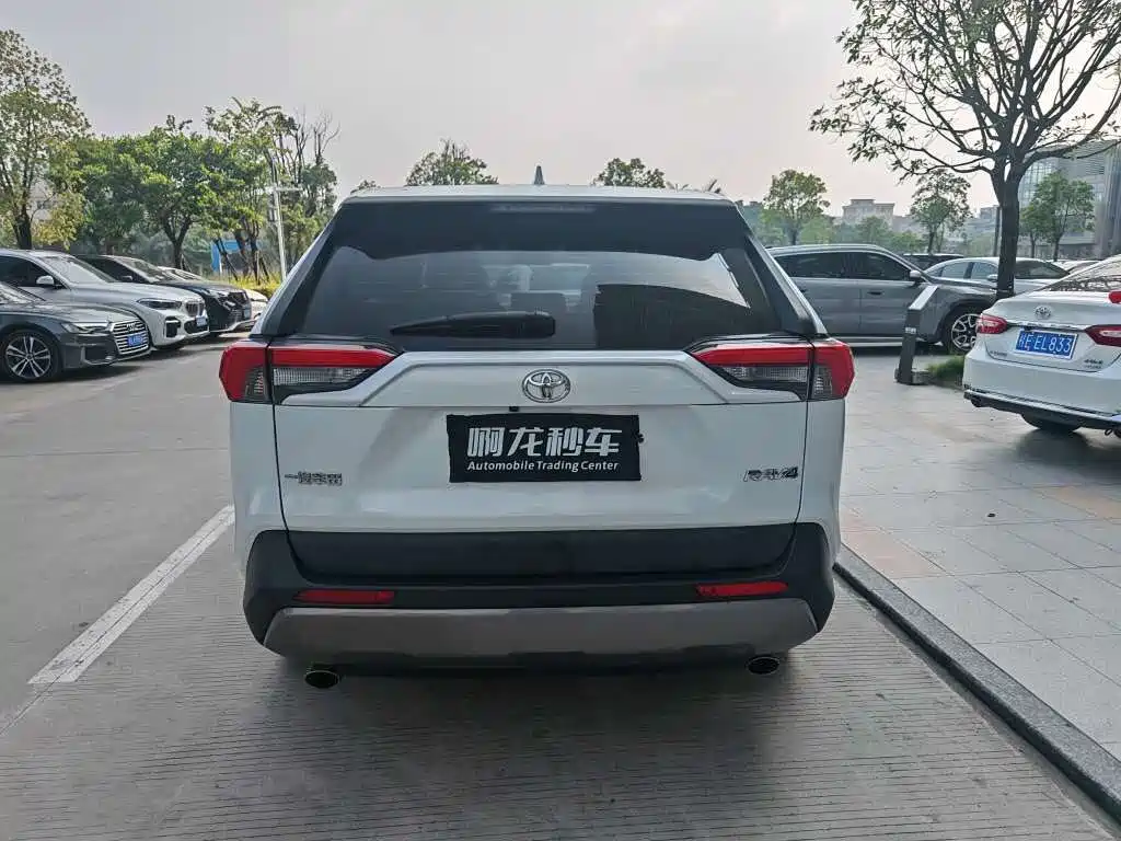 Toyota RAV4 — миниатюра 9