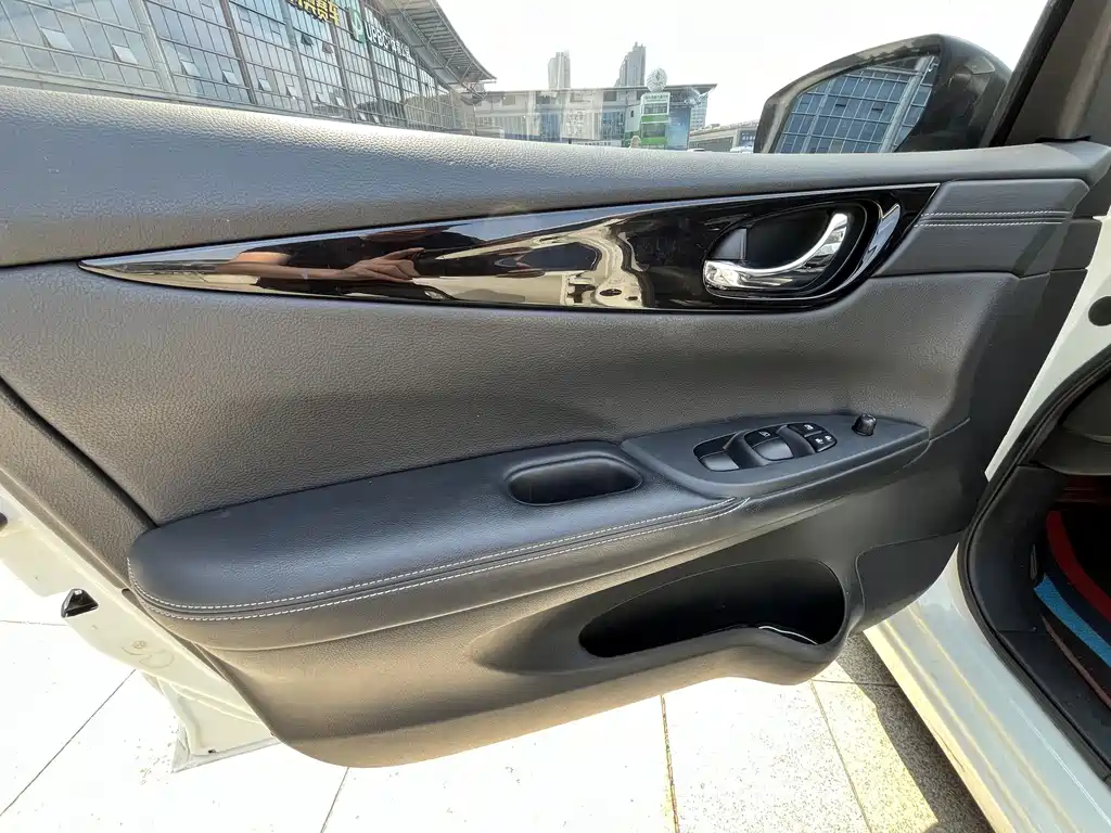 Nissan Tiida — миниатюра 12