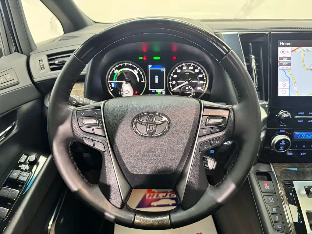 Toyota Alphard — миниатюра 10