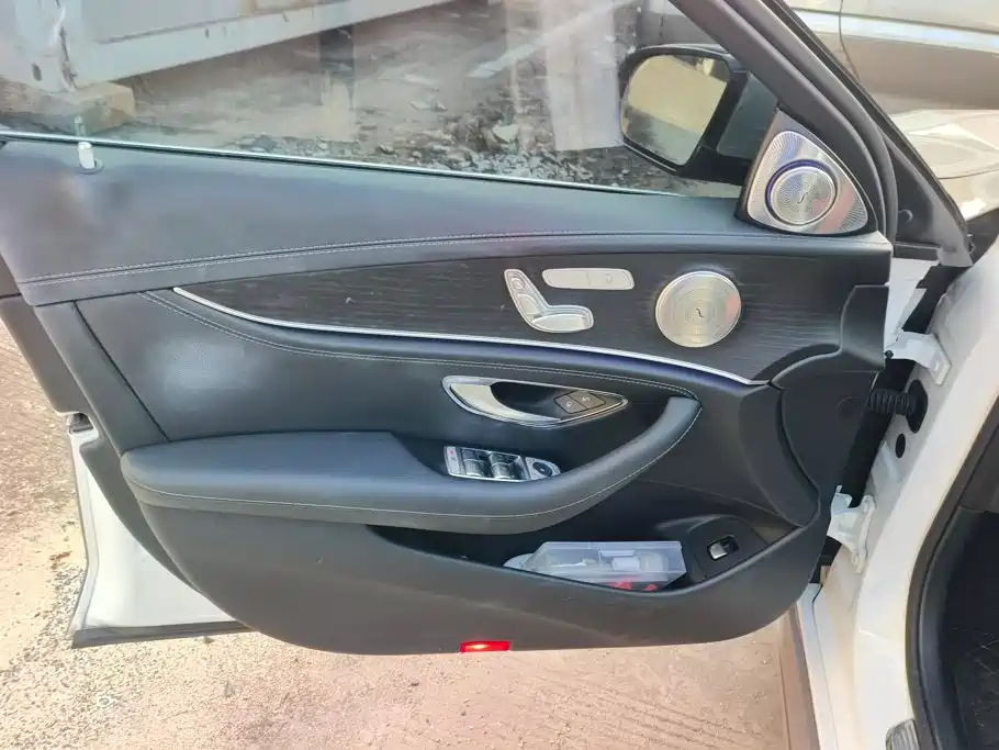 Mercedes-Benz E-Class — миниатюра 7
