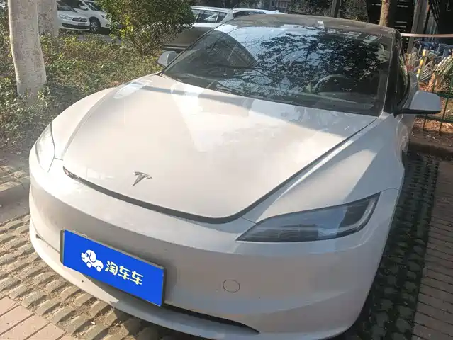 TESLA MODEL 3 2024