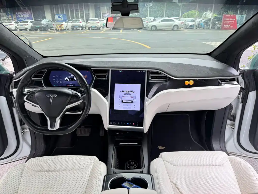 Tesla Model X — миниатюра 5