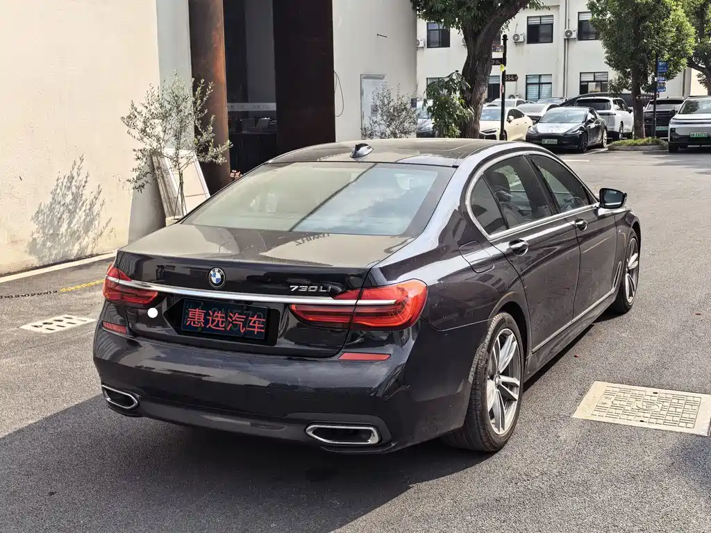 BMW 7 Series — миниатюра 8