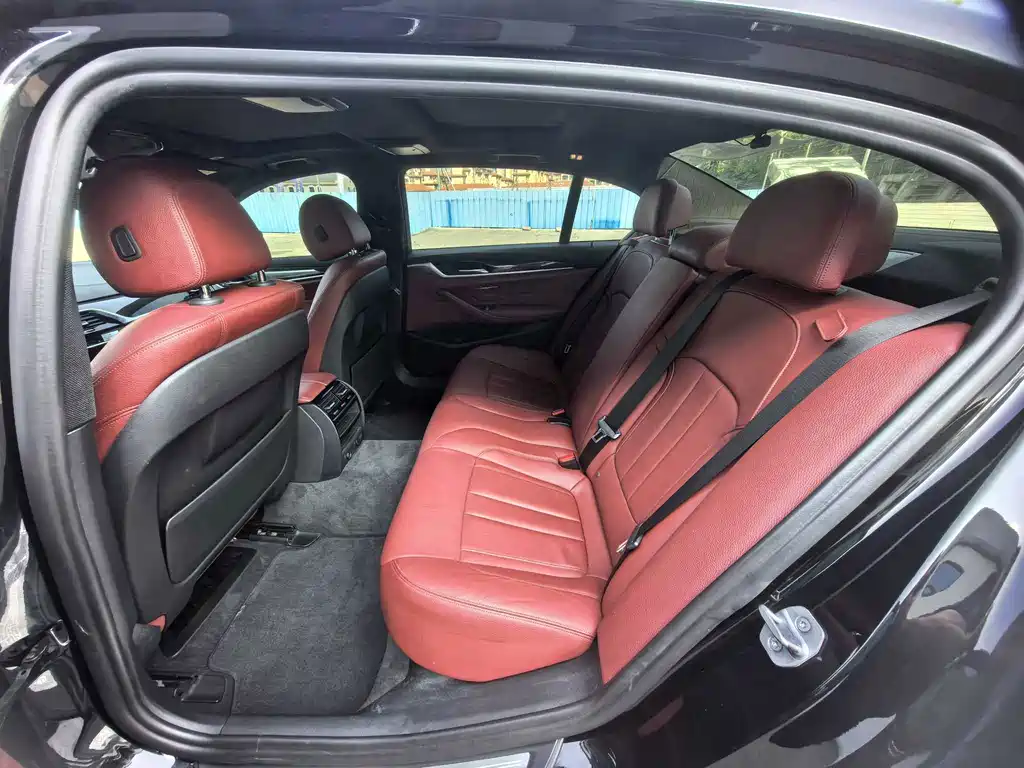 BMW 5 Series — миниатюра 11