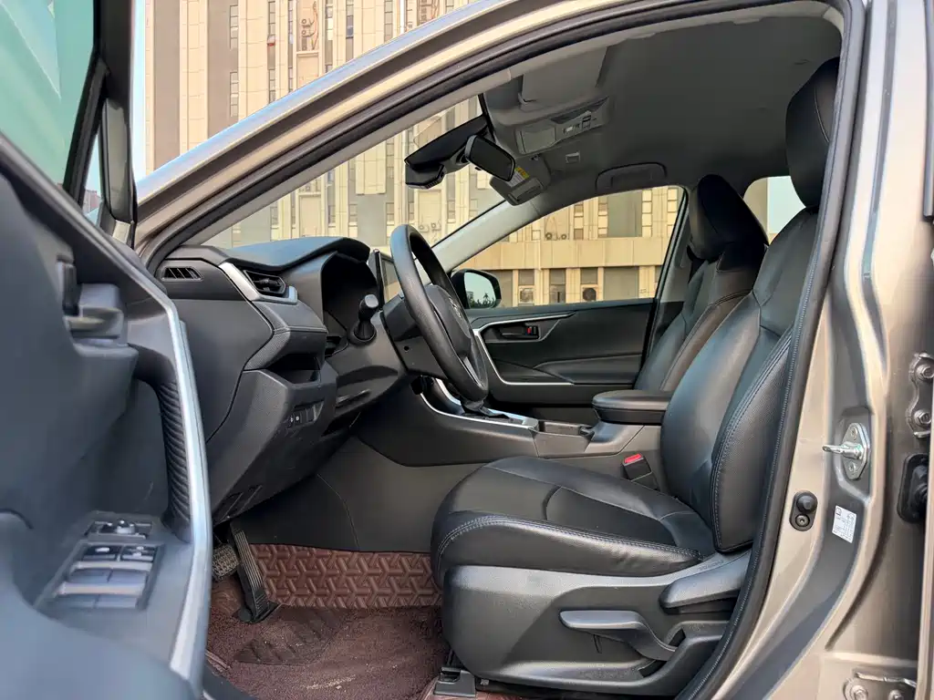 Toyota RAV4 — миниатюра 10