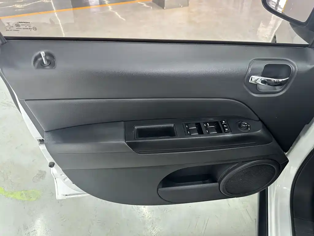 Jeep Compass (Import) Facelift 2.0L 2WD Progressive Edition, фото 11