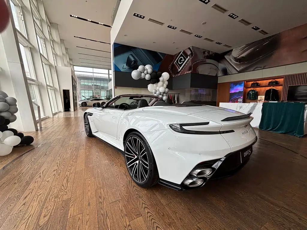 Aston Martin DB12 — миниатюра 3