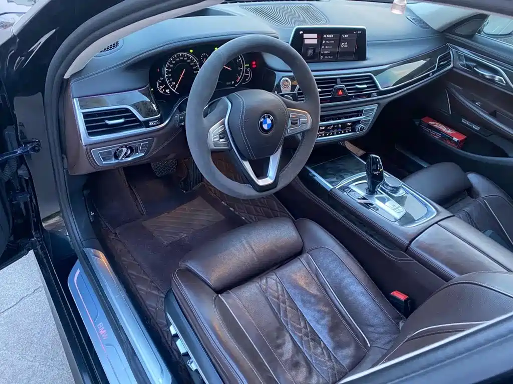 BMW 7 Series — миниатюра 11