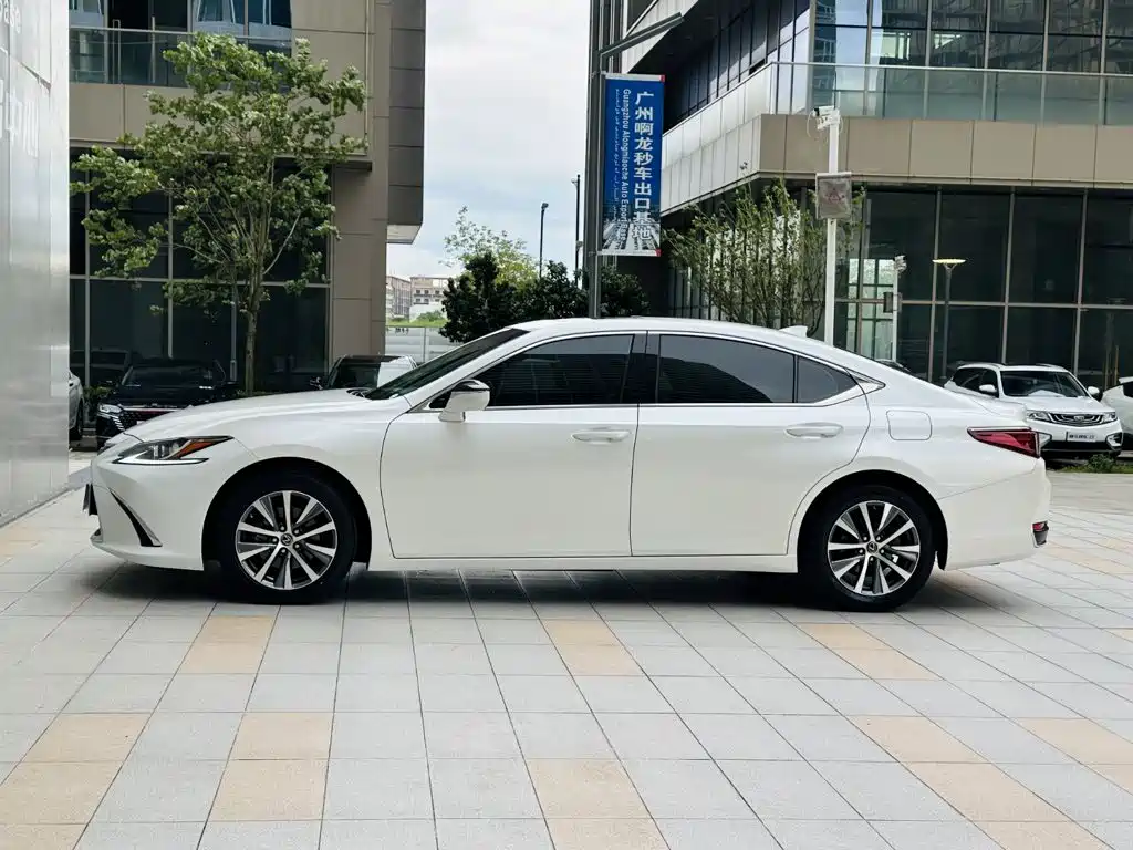 Lexus ES 2020 260