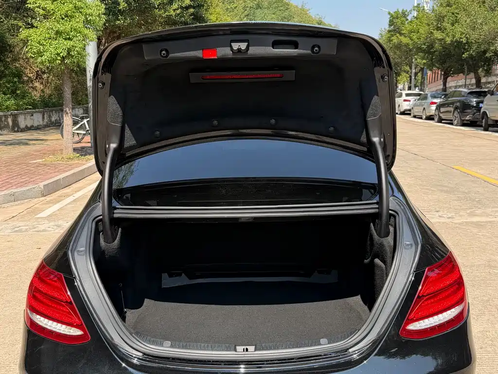 Mercedes-Benz E-Class — миниатюра 13