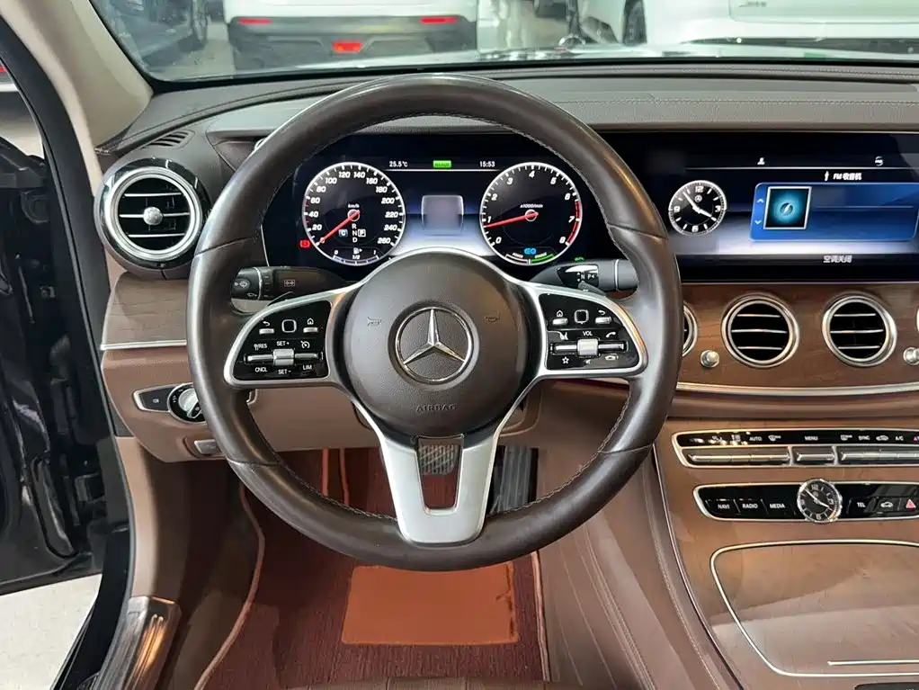 Mercedes-Benz E-Class — миниатюра 6