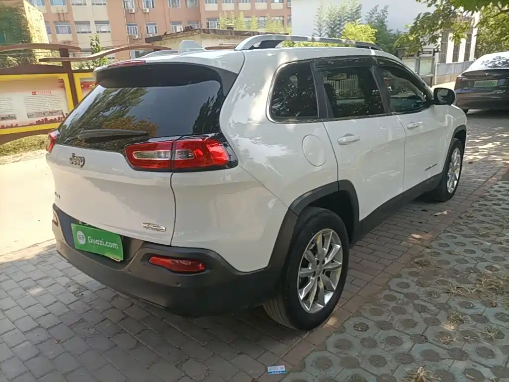 Jeep Cherokee (Import) — миниатюра 7