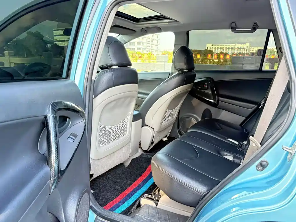 Toyota RAV4 — миниатюра 8