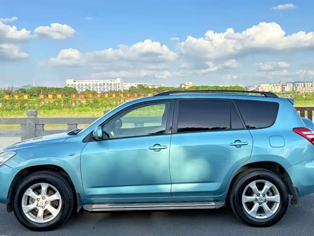 Toyota RAV4 — миниатюра 5