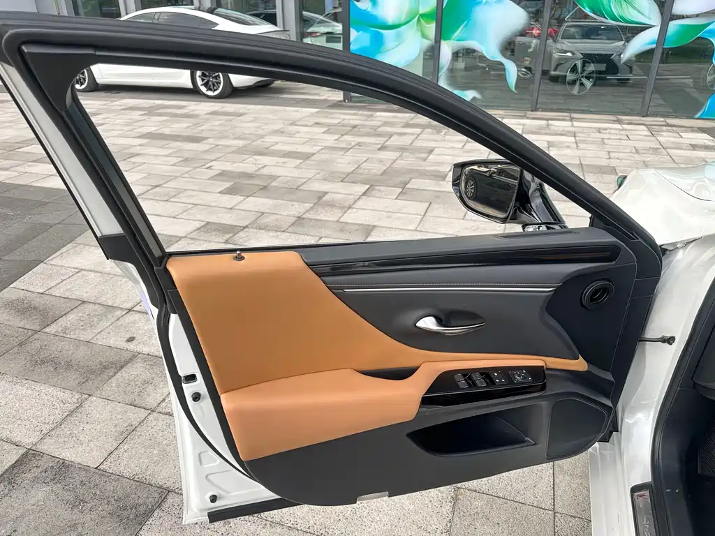 Lexus ES — миниатюра 11