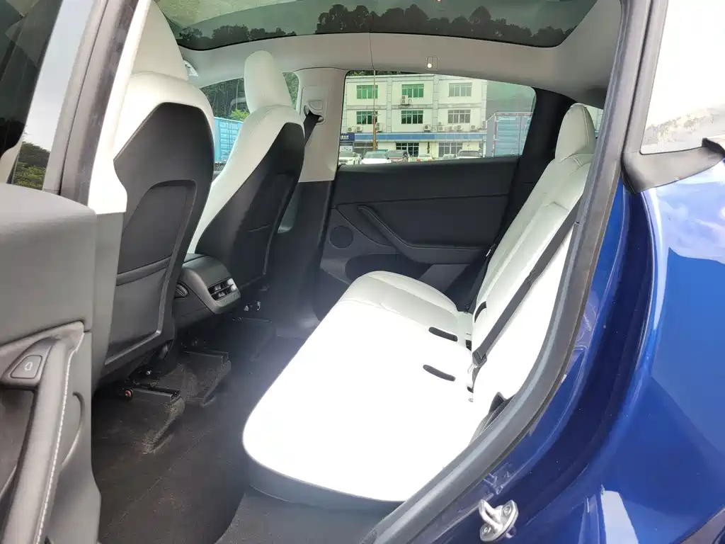Tesla Model Y — миниатюра 10