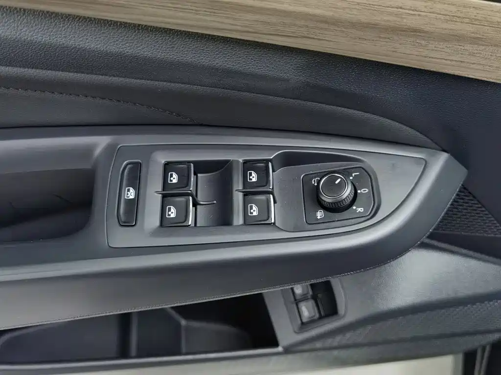 Volkswagen Passat PHEV — миниатюра 9