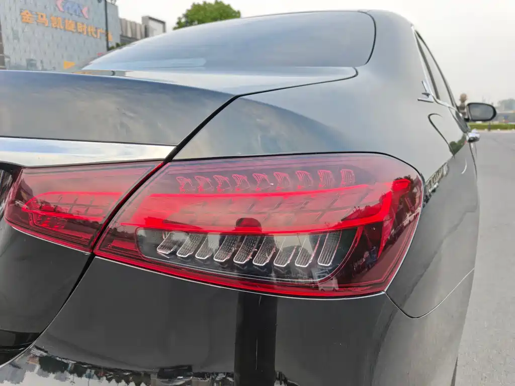 Mercedes-Benz E-Class — миниатюра 9