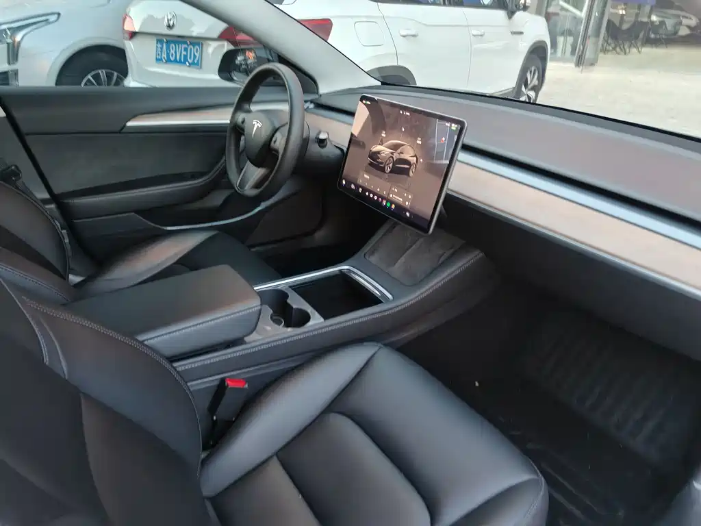 Tesla Model 3 — миниатюра 4