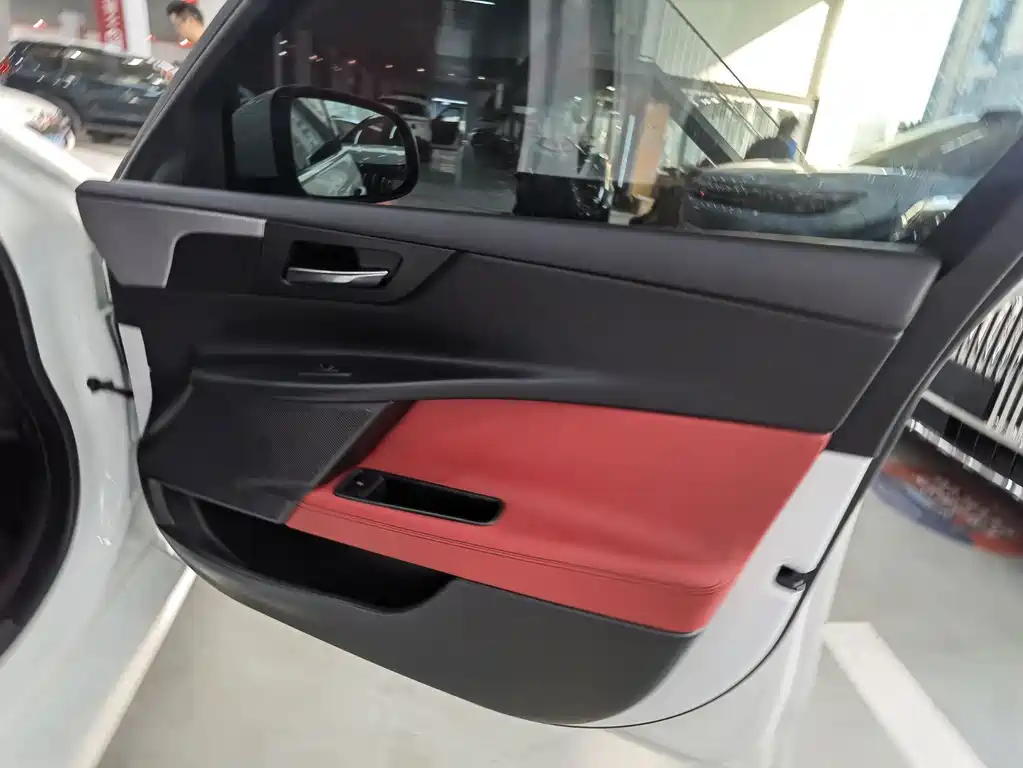 Jaguar XE — миниатюра 16