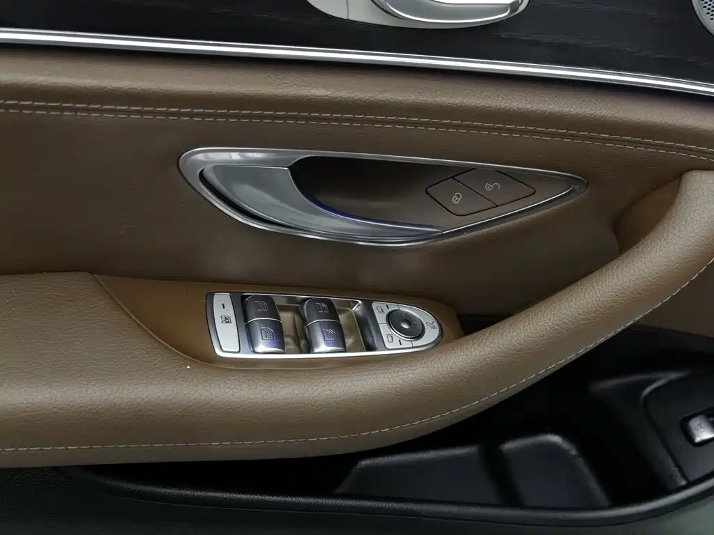 Mercedes-Benz E-Class — миниатюра 9