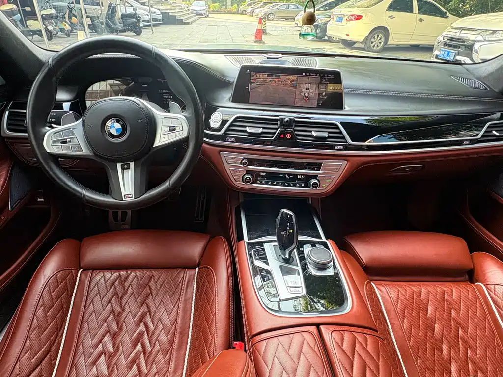 BMW 7 Series — миниатюра 9