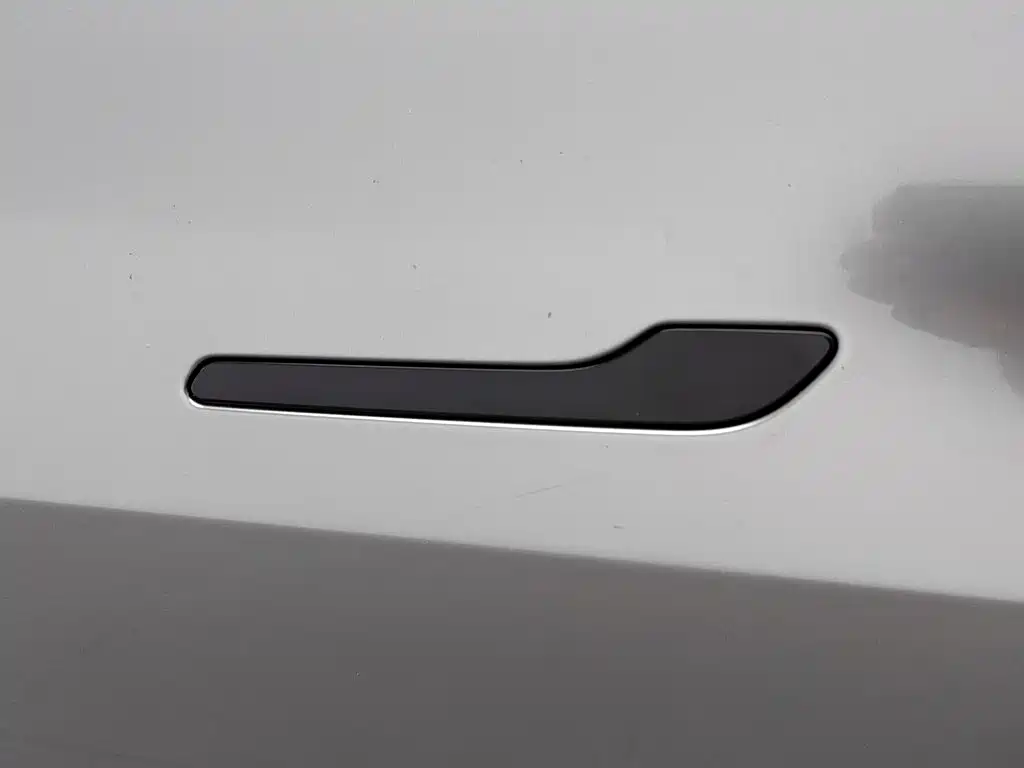Tesla Model Y — миниатюра 18
