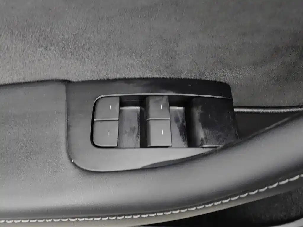 Tesla Model Y — миниатюра 9