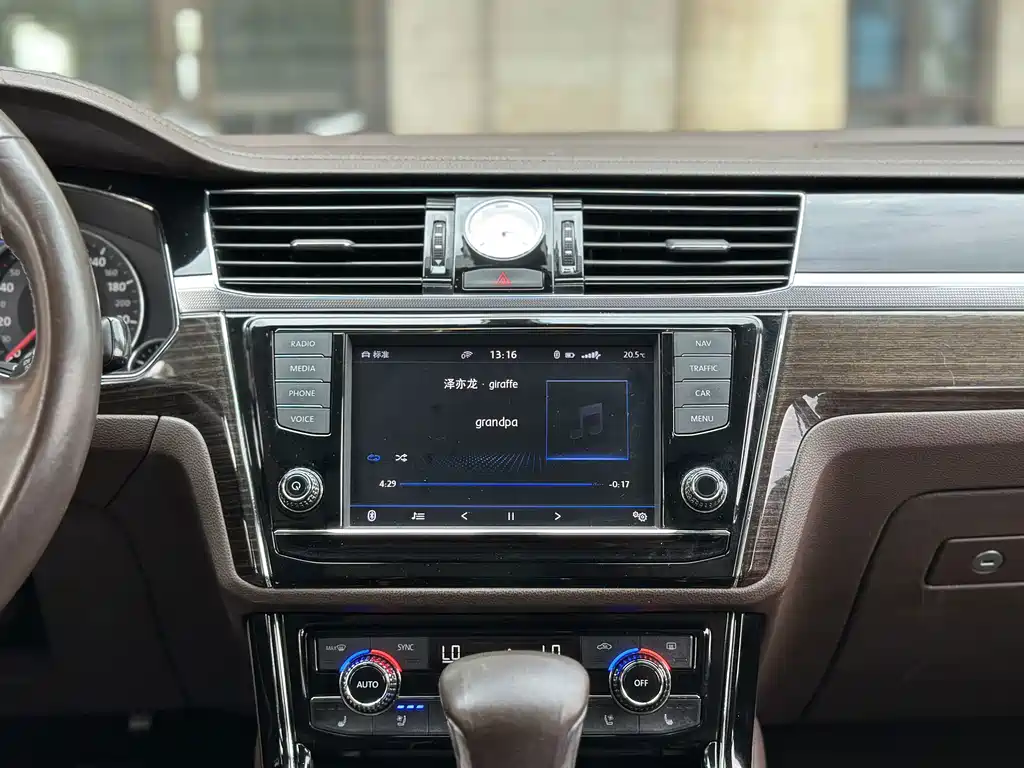 Volkswagen Phideon — миниатюра 21