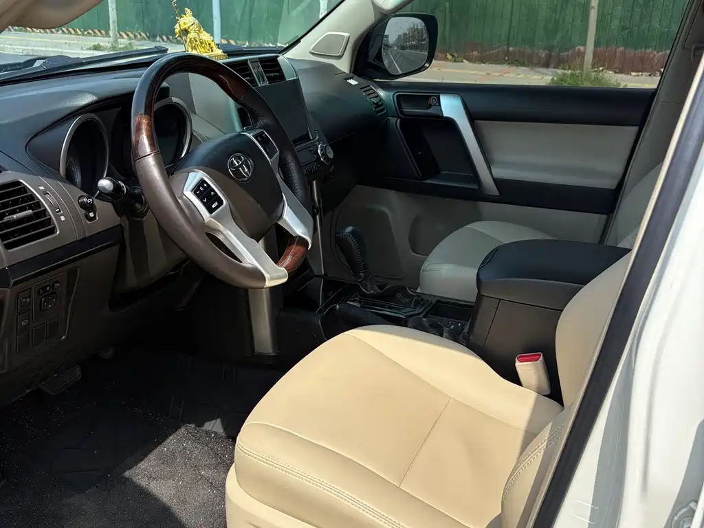 Toyota Land Cruiser Prado 2010 2.7L AT Luxury