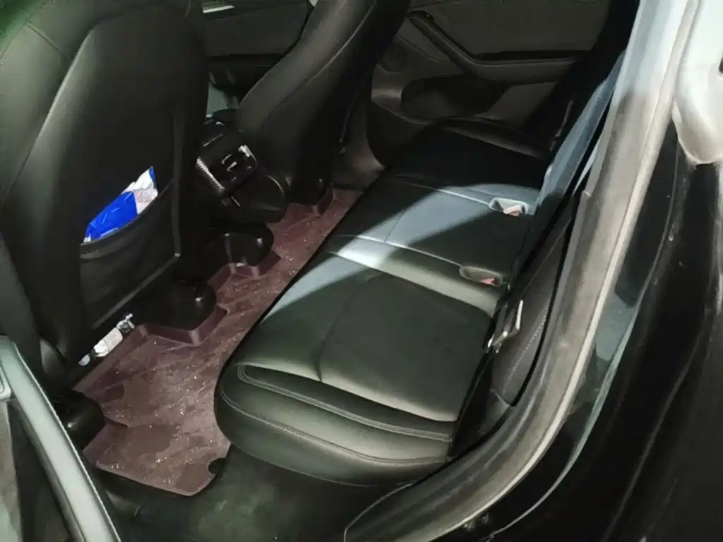 Tesla Model Y — миниатюра 17