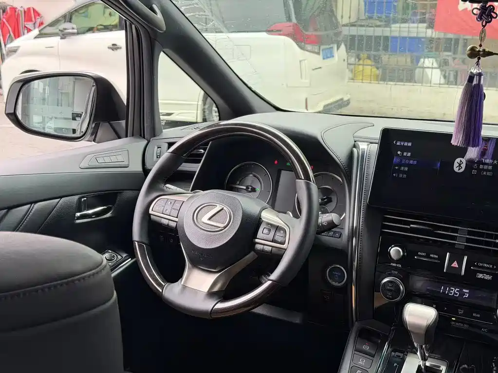 Lexus LM 2020 300h мест