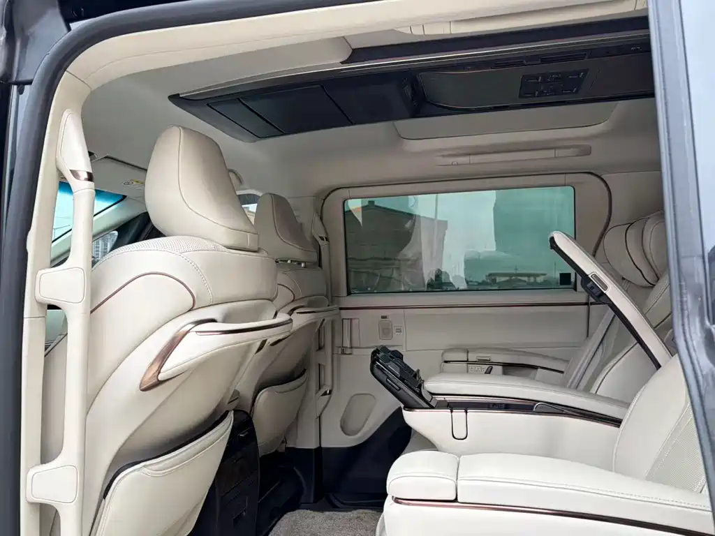 Lexus LM 500h 6-seat Distinguished Edition, фото 16