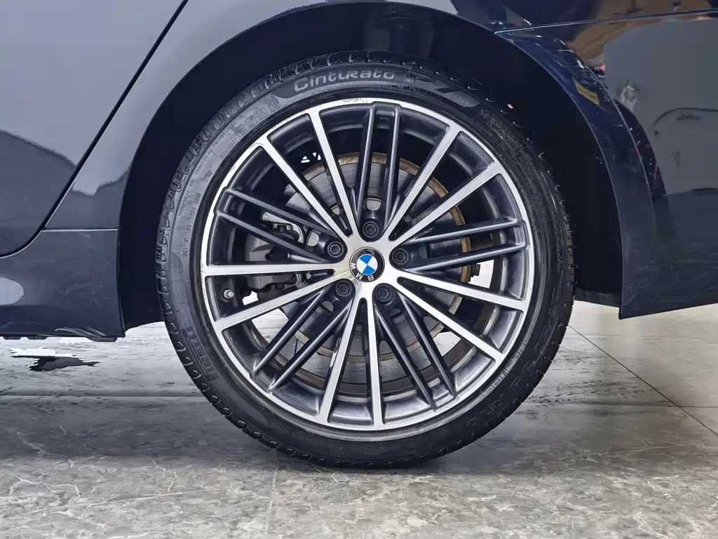 BMW 5 Series — миниатюра 9