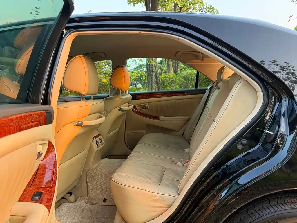 Toyota Crown — миниатюра 10
