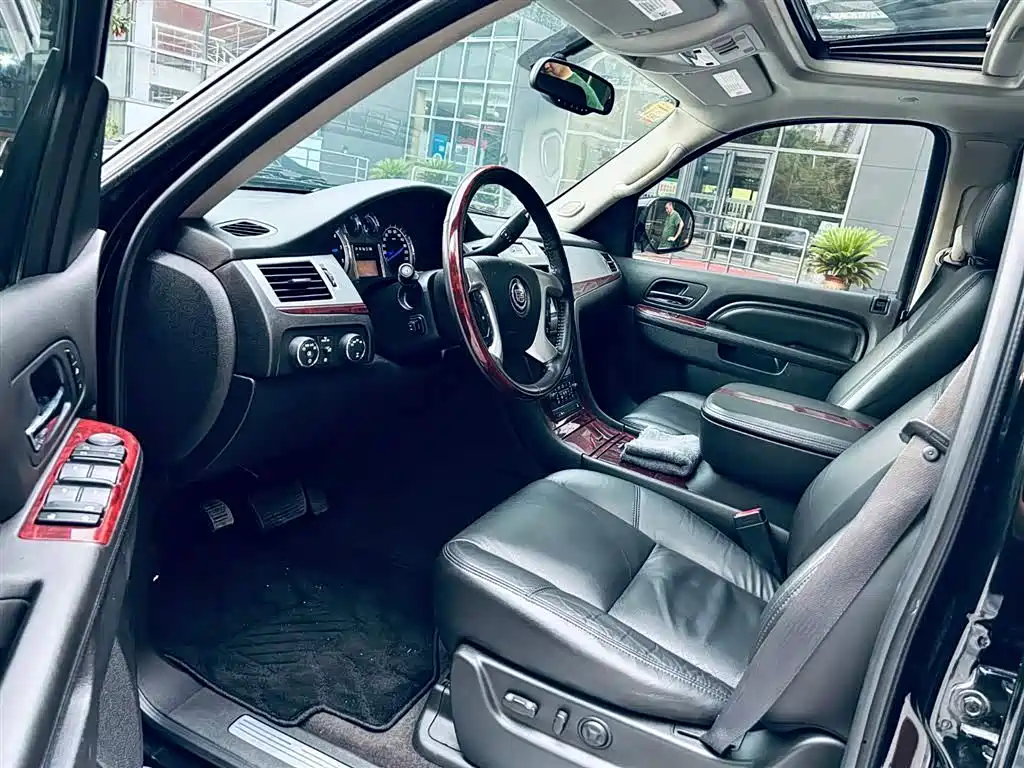 Cadillac Escalade — миниатюра 13
