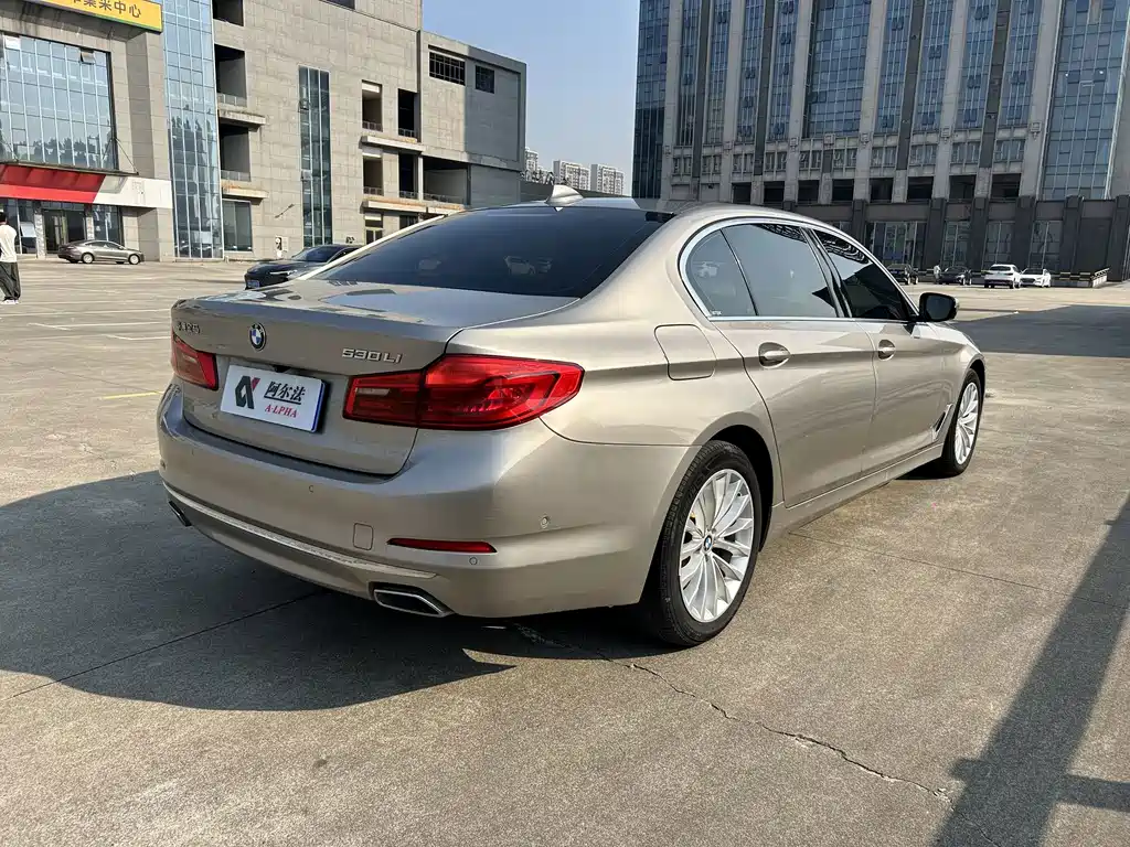 BMW 5 Series — миниатюра 6